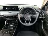 【運転席インテリアデザイン】左右対称のインテリアデザインでドライバーを包み込み運転に集中できるように設計されています。
