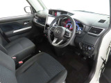 シンプルで使いやすいデザインの運転席です。