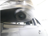 助手席側で見えにくい左前方の映像を、車内のマルチファンクションディスプレイに映し出します。前方への駐車や左寄せ、狭い道でのすれ違いなど、さまざまなシーンで安心して運転できる便利な機能です。