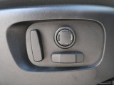 ◆パワーシート『電動パワーシートですので運転中のシート調節も安全に行えます。微調整も可能ですのであなただけのドライビングポジションを実現します。』
