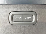 【パワーバックドア】スマートキーや運転席のボタンを押すだけでリアゲートが自動で開閉します!荷物を持っている時や、高い位置にあるバックドアを閉める際に便利な機能です。