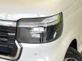 【LEDヘッドライト】悪天候や夜間走行時も良好な視界を確保し安心して運転できる高輝度LEDヘッドライトを装備!点灯速度が早く、消費電力も抑えられています。