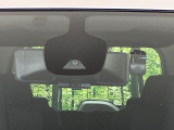 【エマージェンシーブレーキ】走行中に前方の車両等を認識し、衝突しそうな時は警報とブレーキで衝突回避と被害軽減をアシスト。より安全にドライブをお楽しみいただけます。
