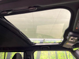 【ガラスルーフ】ガラスルーフ搭載で車内の解放感が一気にアップ!開放的なドライブをお楽しみいただけます。