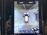 【360&deg;ビューカメラ】4台の高解像度カメラで360度の鳥瞰図を表示。隣の車や壁、死角にある障害物などを画面で確認できるため、狭いスペースでの駐車・出入りも安心です。