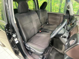 運転席まわりには十分なスペースがあり、大柄な方でもゆったり運転していただける環境です。