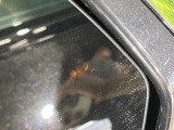 ブラインドスポットモニター『左右斜め後ろを平行して走る車を認識し、車線変更の際に危険を察知するとドライバーへ警告を促します。夜・雨・トンネル内など走行時の環境が悪い時ほど便りになる安全装置です。』