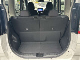 バックドアは大きく開きます。定員乗車時でも十分広いラゲッジスペースを確保しています。