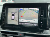 アラウンドビューモニターです。上空からお車の周りを見る感覚で表示されますので、車庫入れも簡単