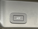 オートマチックリアゲート。ボタン操作一つでリアゲートの自動開閉をおこないます。女性にも喜ばれるポイントの高い装備ではないでしょうか。