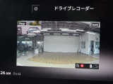 【ドライブレコーダー】走行中や駐車中の映像を高画質で記録し、事故やトラブル発生時の状況確認に役立つ安心装備。あおり運転対策や証拠保全にも有効で、日常のドライブをより安全にサポートします。