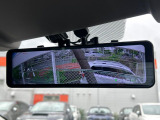 【デジタルインナーミラー】後席の大きな荷物や同乗者で後方が確認しづらい時でも安心!カメラが撮影した車両後方の映像をルームミラー内に表示。クリアな視界で状況の確認が可能です!