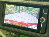 【バックカメラ】駐車時に後方がリアルタイム映像で確認できます。大型商業施設や立体駐車場での駐車時や、夜間のバック時に大活躍!運転スキルに関わらず、今や必須となった装備のひとつです!