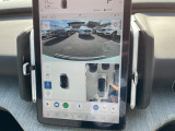 【360&deg;ビューカメラ】4台の高解像度カメラで360度の鳥瞰図を表示。隣の車や壁、死角にある障害物などを画面で確認できるため、狭いスペースでの駐車・出入りも安心です。