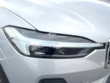 【LEDヘッドライト】ハイビームを先行車や対向車にあてず、その両サイドではハイビーム照射を維持。見える範囲が段違いに広くなりました。北欧神話に登場するトールハンマーをモチーフにデザイン。