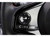 ハンドル左部分でオーディオ操作が可能。そのため、運転中でも目線をずらさずに安全運転♪スマートフォンを接続してハンズフリー通話も可能です。