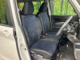 運転席まわりには十分なスペースがあり、大柄な方でもゆったり運転していただける環境です。