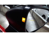 {ブラインドスポットモニター}隣の車線を走る車両をレーダーで検知し、ドアミラーに搭載されたLEDインジケーターが点灯し注意を喚起してくれます。