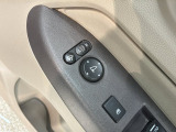 狭い駐車場で便利な電動格納ドアミラーが付いています。