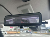 インテリジェントルームミラー。車両後方のカメラ映像をミラー面に映し出すため、車内の状況や天候などに影響されずいつでもクリアな後方の視界が得られます。