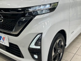 【LEDヘッドライト】悪天候や夜間走行時も良好な視界を確保し安心して運転できる高輝度LEDヘッドライトを装備!点灯速度が早く、消費電力も抑えられています。