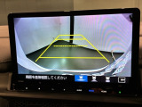 リバースギアに入れるだけで後方の表示へ切り替わります。夜間や雨の日の駐車も楽になりますよ。