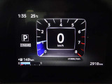 車両情報ディスプレイを備えた、視認性に優れたメーター類です。