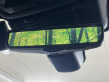 ◆ClearSightインテリアリアビューミラー『ルーフの上に取り付けられたカメラによって車内の積載状況に関係なく後方視界を確保できます。夜間でも鮮明に投影されます。』