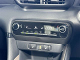【オートエアコン】「AUTO」スイッチを押すだけで、冷暖房の切り替えや風量、吹き出し口の調整などを自動で行います。