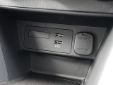 CD/DVD再生プレーヤーは装備されておりませんがフルセグTVチューナー、USB端子やブルートゥースオーディオは備えています。