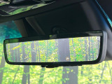 【デジタルインナーミラー】後席の大きな荷物や同乗者で後方が確認しづらい時でも安心!カメラが撮影した車両後方の映像をルームミラー内に表示。クリアな視界で状況の確認が可能です!