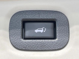 【パワーバックドア】スマートキーや運転席のボタンを押すだけでリアゲートが自動で開閉します!荷物を持っている時や、高い位置にあるバックドアを閉める際に便利な機能です♪