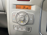 【オートエアコン】一度お好みの温度に設定すれば、車内の温度を検知し風量や温度を自動で調整。暑い&hellip;寒い&hellip;と何度もスイッチ操作をする必要はありません。快適な車内空間には必須の機能ですね♪
