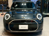 MINIのカスタマイズならお任せください!エクステリアやインテリア。ジョンクーパー・ワークスキット!ストライプやなどのステッカーキット!多彩な純正オプションが豊富なMINI!ご相談承ります。