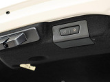 電動テールゲートはボタン1つで楽々に開閉が可能です。