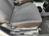 運転席にはドライバーの体型や好みに応じて前後方向だけでなく、高さの調整ができるシートリフターを装備!