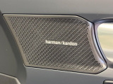 【harman kardon】ハーマンカードンのHi-Fiスペシャリストと共に、モデル別に開発・設計された専用チューニングが臨場感溢れる音響空間を実現しています。