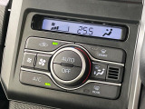 【オートエアコン】一度お好みの温度に設定すれば、車内の温度を検知し風量や温度を自動で調整。暑い&hellip;寒い&hellip;と何度もスイッチ操作をする必要はありません。快適な車内空間には必須の機能ですね♪