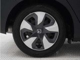 ◆純正ホイール装着車◆シンプルなデザインのホイールキャップ付きです。