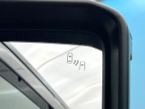 【ブラインドスポットモニター】走行中、ドアミラーの死角になりやすい箇所に後続車が接近するとサイドミラーのレンズに警告を表示!ドライバーに注意喚起をしてくれます。