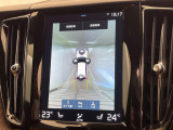 【360&deg;ビューカメラ】4台の高解像度カメラで360度の鳥瞰図を表示。隣の車や壁、死角にある障害物などを画面で確認できるため、狭いスペースでの駐車・出入りも安心です。