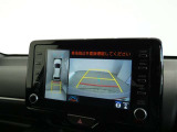 【全周囲モニター】車を上空から見下ろしたような映像をカーナビ画面に映し出し、車庫入れや縦列駐車をサポートしてくれます。