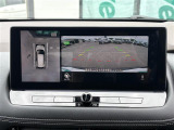 【全方位モニター】まるでクルマを真上から見下ろしたかのような視点で駐車をサポートします!クルマの斜め後ろや真横など、前後左右の4つのカメラの映像が合成されて、モニターに映し出されます。