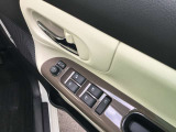 運転席のドアのパワーウインドウ操作部。ミラーの開閉・調整もこちらで!