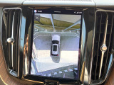 【360&deg;ビューカメラ】4台の高解像度カメラで360度の鳥瞰図を表示。隣の車や壁、死角にある障害物などを画面で確認できるため、狭いスペースでの駐車・出入りも安心です。