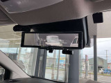 スマートルームミラーは、車両後方に設置されたカメラの映像を、ルームミラーに映し出すことで、死角をなくし、安全性を向上させることができます。また、夜間や雨天時でも、クリアな映像を映し出すことができます。