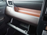 車内はドリンクホルダーや収納スペースも多く、使い勝手も良好です♪