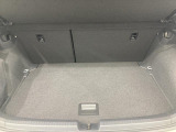 ●すっきりとした見た目のスクエア形状のラゲッジスペースです。また荷物が多い時、急なお買いものの際にもリヤシートを倒していただくことにより十分なスペースを確保できます。