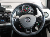 Volkswagen全車共通の上質な本革を使用した手触りのしっとりとしたステアリングです。唯一素肌が触れるハンドルは上位モデルと同じ握り心地になっております。