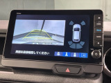 リバースギアに入れるだけで後方の表示へ切り替わります。夜間や雨の日の駐車も楽になりますよ。